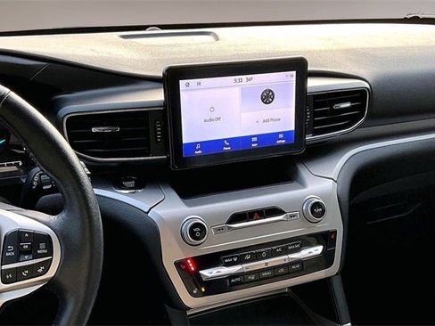 Used 2022 Ford Explorer XLT w/ Equipment Group 202A image 9