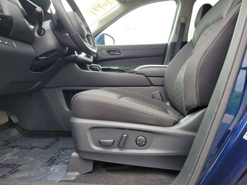 Used 2025 Nissan Pathfinder SV AWD/4WD image 16