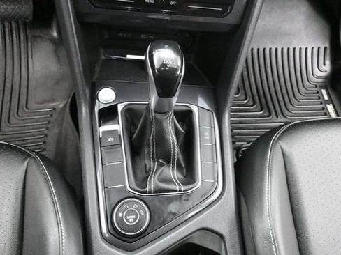 Used 2022 Volkswagen Tiguan SE w/ Panoramic Sunroof Package AWD/4WD image 16