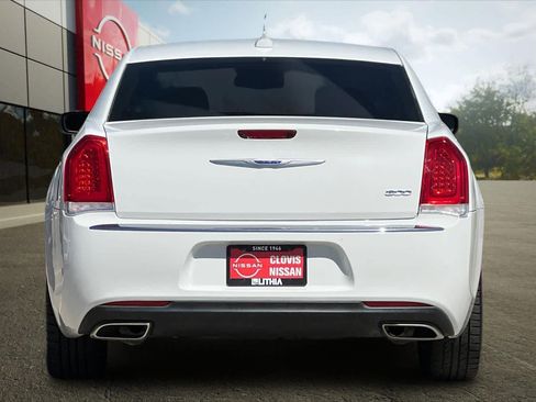 Used 2019 Chrysler 300 Limited RWD image 8