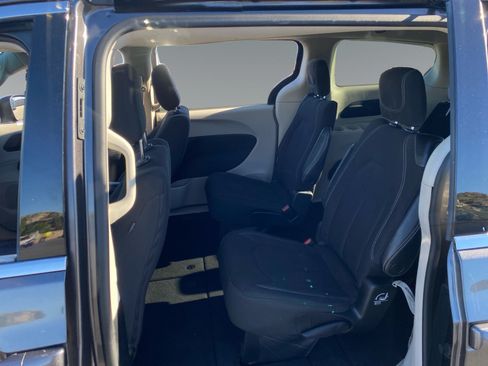 Used 2023 Chrysler Voyager LX FWD image 13