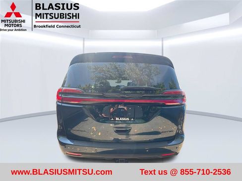 Used 2023 Chrysler Pacifica Limited w/ S Appearance Package FWD image 10