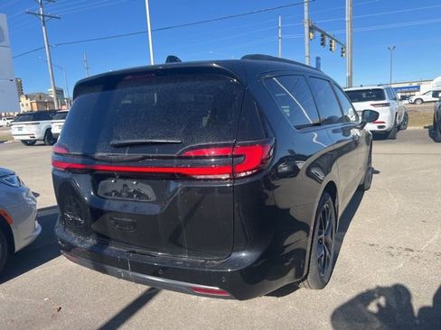 New 2026 Chrysler Pacifica Select image 8