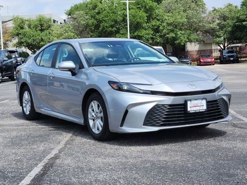 Used 2025 Toyota Camry LE image 2
