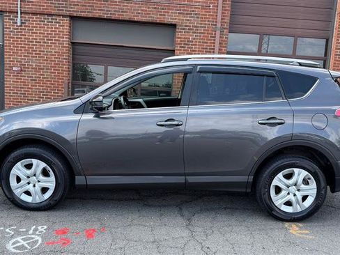 Used 2017 Toyota RAV4 LE AWD/4WD image 6