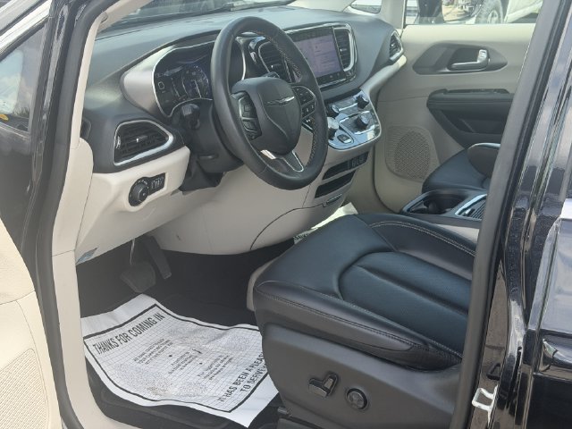 Used 2024 Chrysler Pacifica Touring-L FWD image 12