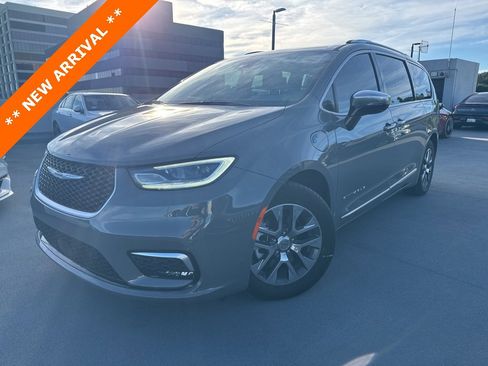 Used 2023 Chrysler Pacifica Pinnacle image 1