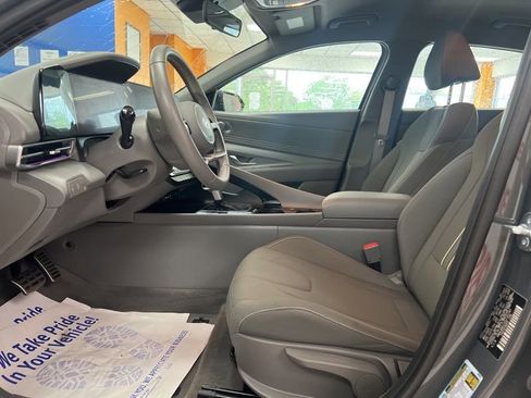 Used 2025 Hyundai Elantra SEL FWD image 17