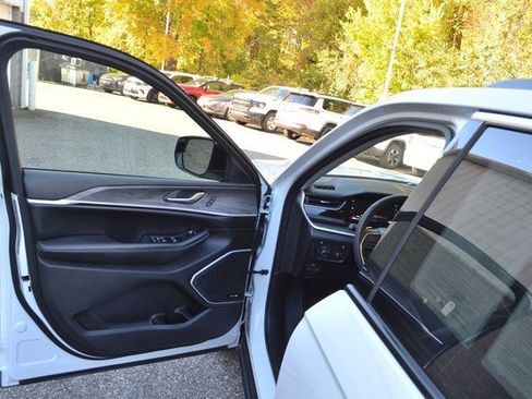 Used 2023 Jeep Grand Cherokee 4WD 4xe w/ Luxury Tech Group II image 15