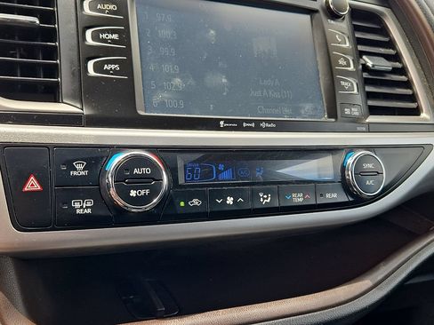 Used 2016 Toyota Highlander XLE AWD/4WD image 17
