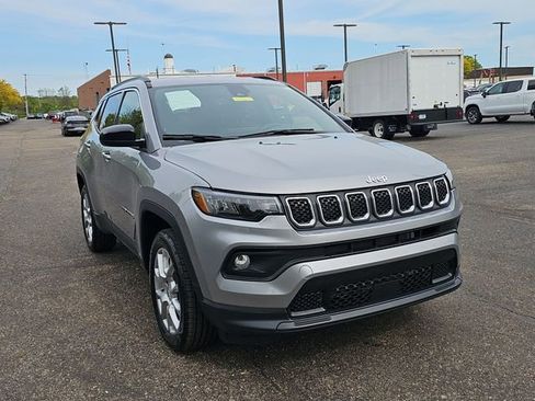 Used 2023 Jeep Compass Latitude AWD/4WD image 11