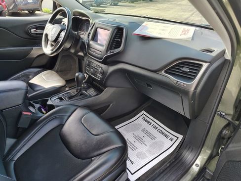 Used 2019 Jeep Cherokee Latitude Plus w/ Cold Weather Group AWD/4WD image 18