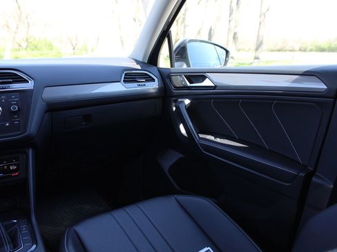 Used 2022 Volkswagen Tiguan SE image 12