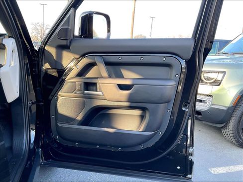 New 2026 Land Rover Defender 130 X-Dynamic SE image 31