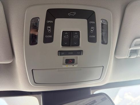 Used 2024 Toyota Sienna XLE FWD image 35