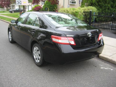 Used 2011 Toyota Camry LE image 4