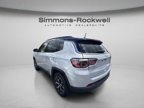 Used 2025 Jeep Compass Limited AWD/4WD image 2