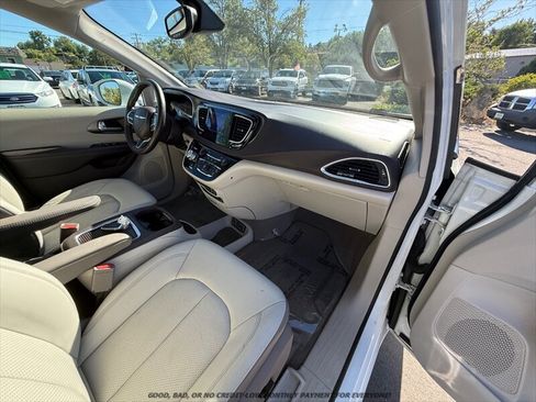 Used 2017 Chrysler Pacifica Touring-L Plus FWD image 21