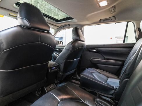 Used 2022 Toyota Highlander XLE AWD/4WD image 14