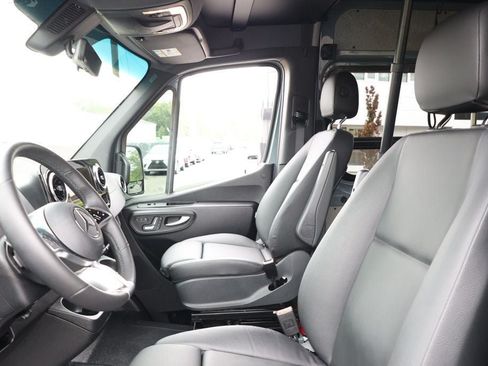 Used 2025 Mercedes-Benz Sprinter 2500 image 18