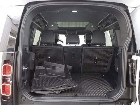 Certified 2025 Land Rover Defender 110 X-Dynamic SE AWD/4WD image 19