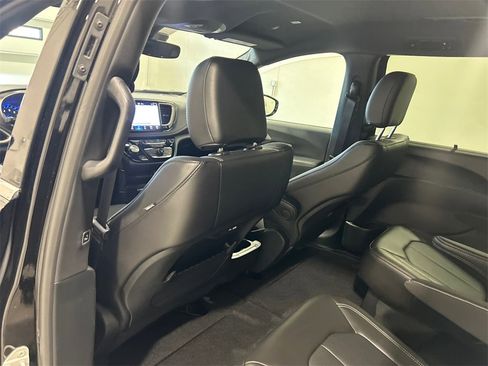 New 2025 Chrysler Pacifica Select image 30