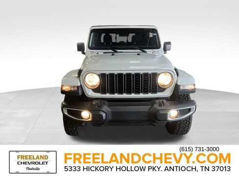 Used 2024 Jeep Gladiator Sport image 2