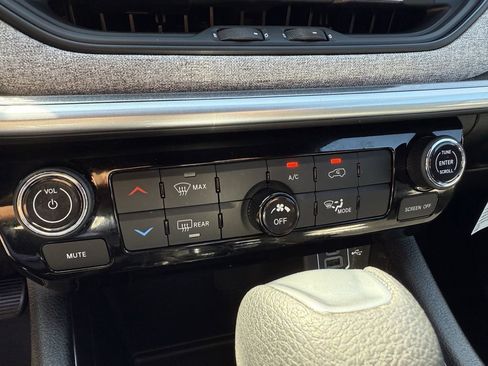 Used 2025 Jeep Compass Sport image 34