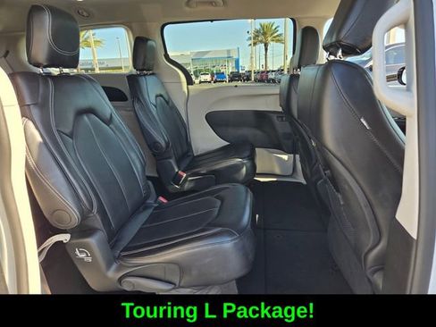 Used 2024 Chrysler Pacifica Touring-L FWD image 17