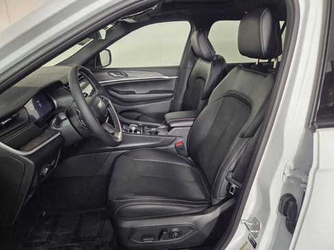New 2026 Jeep Grand Cherokee L 2WD image 9