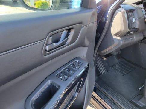 Used 2025 Nissan Pathfinder SV AWD/4WD image 7