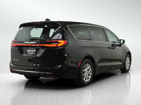 Used 2023 Chrysler Pacifica Touring-L FWD image 5