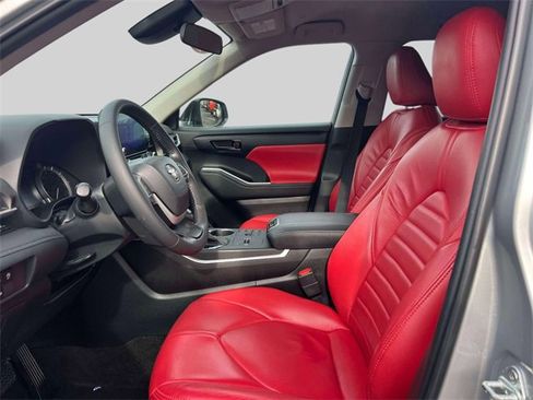 Used 2023 Toyota Highlander LE image 19