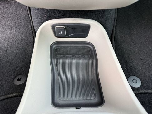 Used 2024 Chrysler Pacifica Touring-L FWD image 32