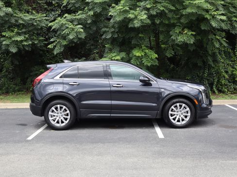 Used 2023 Cadillac XT4 Luxury w/ Cold Weather Package AWD/4WD image 8