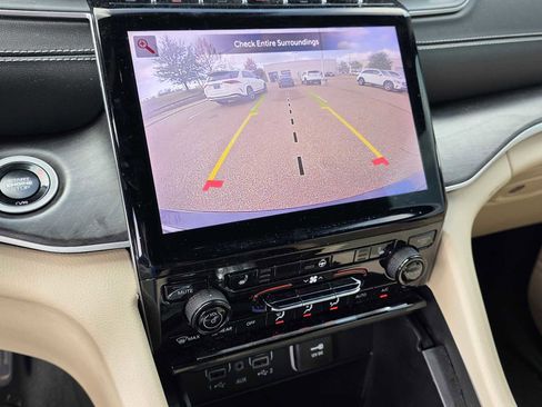 Used 2024 Jeep Grand Cherokee Limited image 8