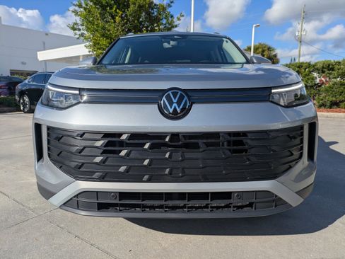 Certified 2025 Volkswagen Tiguan SE FWD image 8