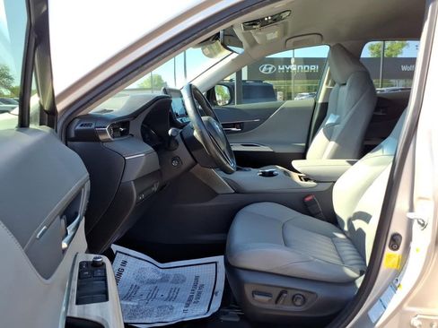 Used 2021 Toyota Venza XLE w/ Carpet Mat Package (TMS) image 16