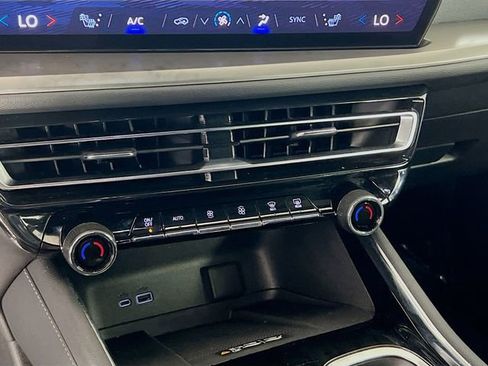 Used 2025 Chevrolet Traverse LT image 14