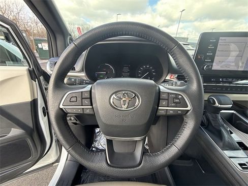 Used 2022 Toyota Sienna XLE image 14