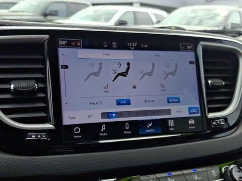 Used 2024 Chrysler Pacifica Touring-L FWD image 17