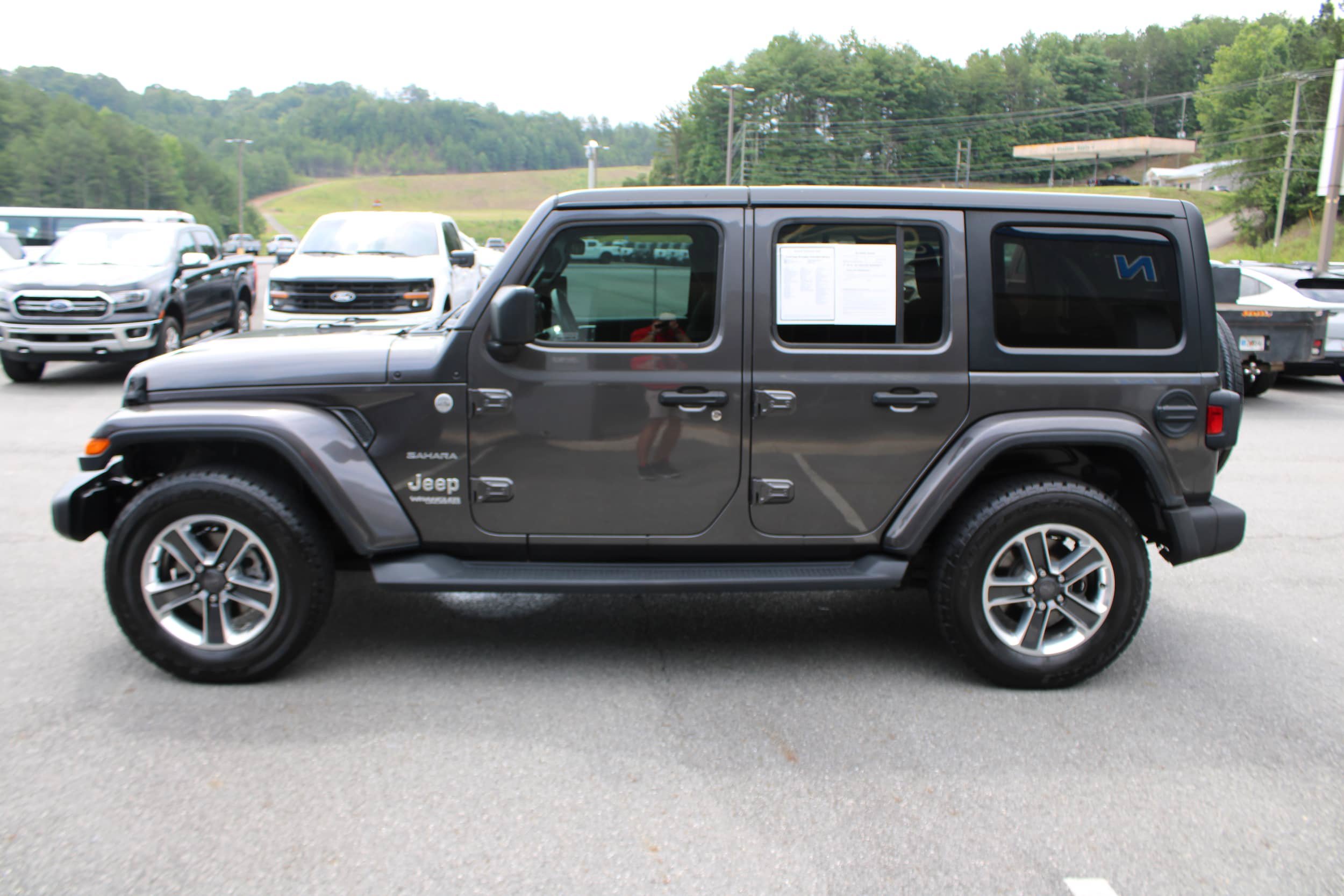 Used 2018 Jeep Wrangler Unlimited Sahara AWD/4WD image 6
