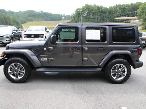 Used 2018 Jeep Wrangler Unlimited Sahara AWD/4WD image 6