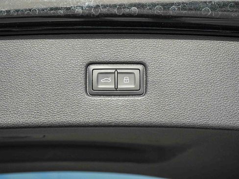 Used 2022 Audi Q7 Premium image 41