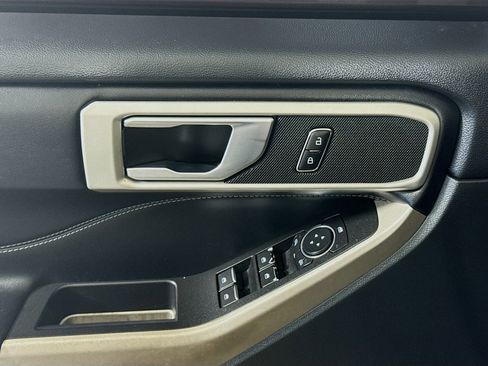 Used 2022 Ford Explorer XLT image 24