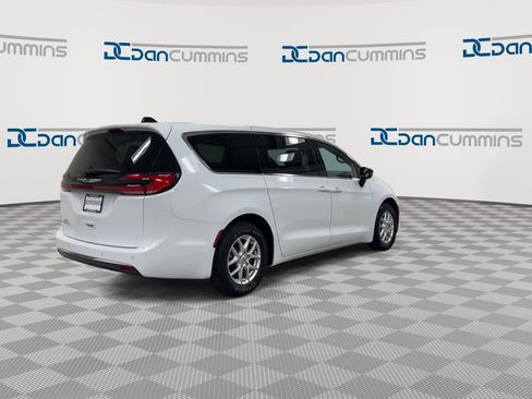Used 2025 Chrysler Pacifica Select image 8