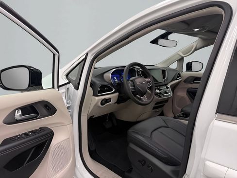 Used 2024 Chrysler Pacifica Touring-L FWD image 9