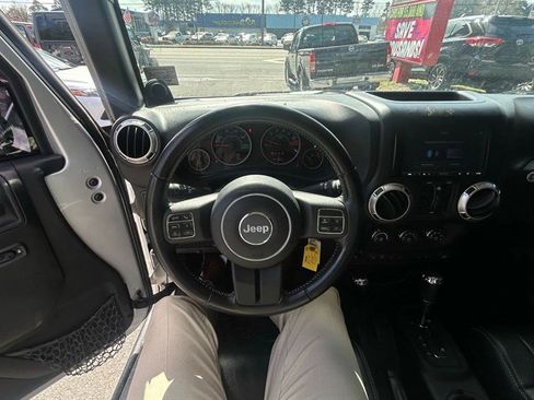 Used 2012 Jeep Wrangler Unlimited Rubicon image 10