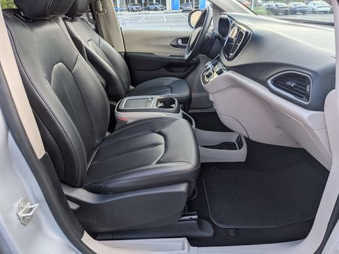 Used 2024 Chrysler Pacifica Touring-L FWD image 36