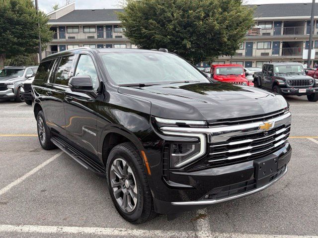 Used 2025 Chevrolet Suburban LT w/ Comfort Package AWD/4WD image 2